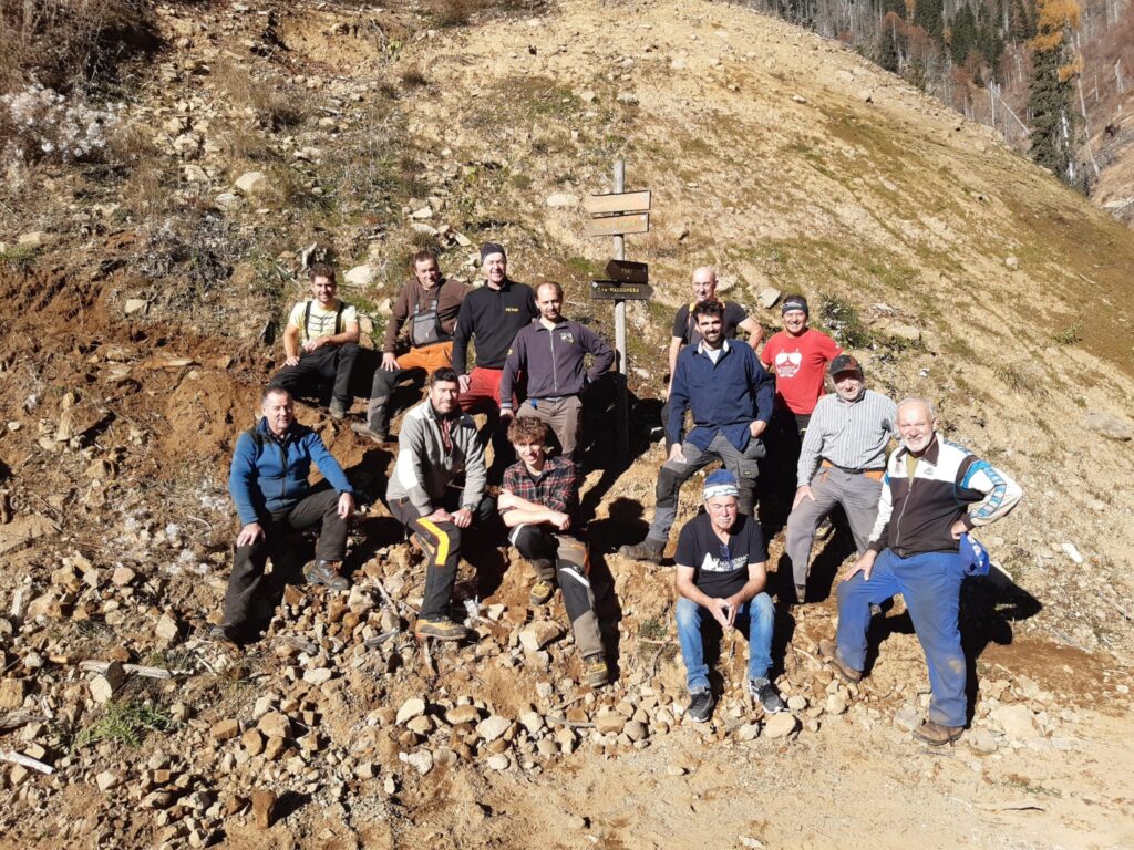 VOLONTARI IN AZIONE PER RIPRISTINARE IL SENTIERO DI PIAN DI CASERA VECIA IN VALLE DI SAN LUCANO