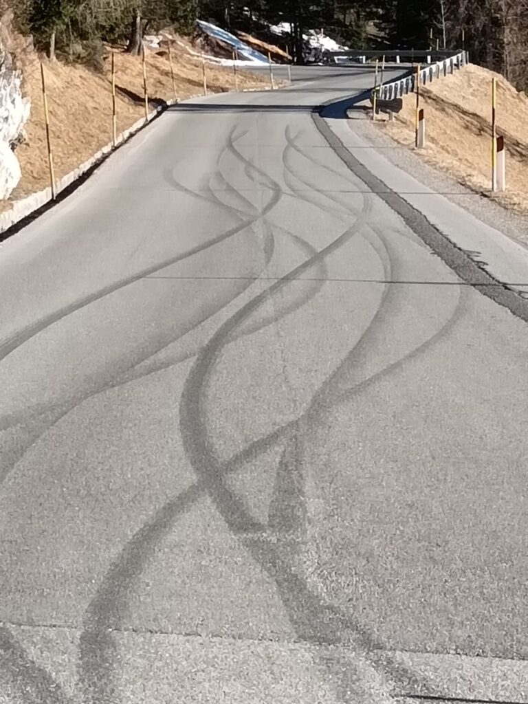 STRADA:   ss 48 del passo Falzarego. PASSI IN PISTA